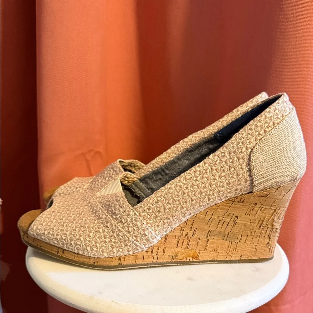 Toms Textured Tan Wedges - Picture 3 of 7